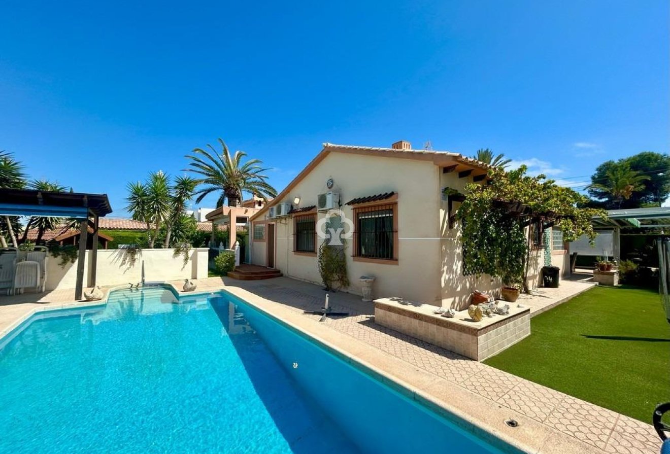 Resale - Villa -
Orihuela Costa - Aguamarina
