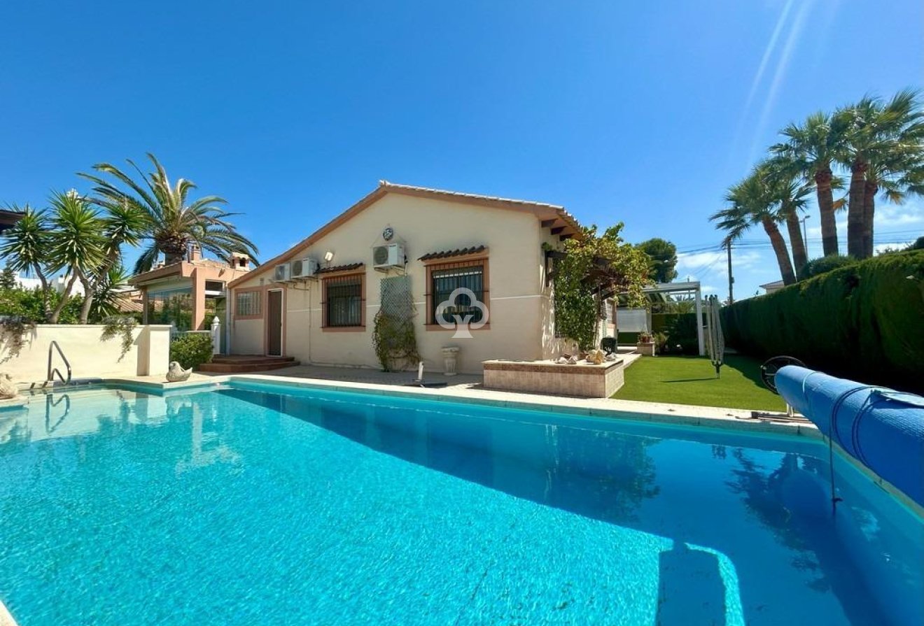 Resale - Villa -
Orihuela Costa - Aguamarina