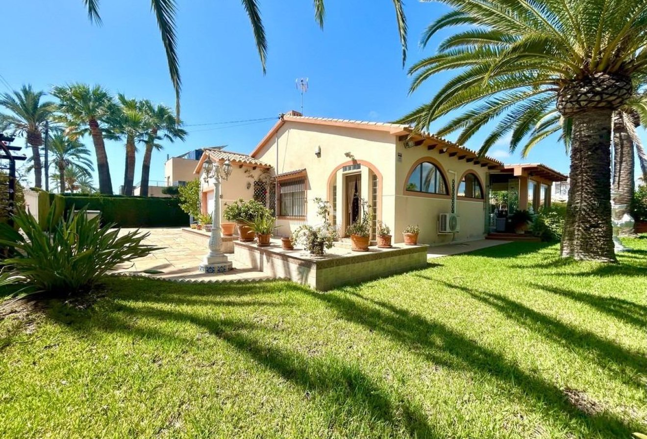 Resale - Villa -
Orihuela Costa - Aguamarina