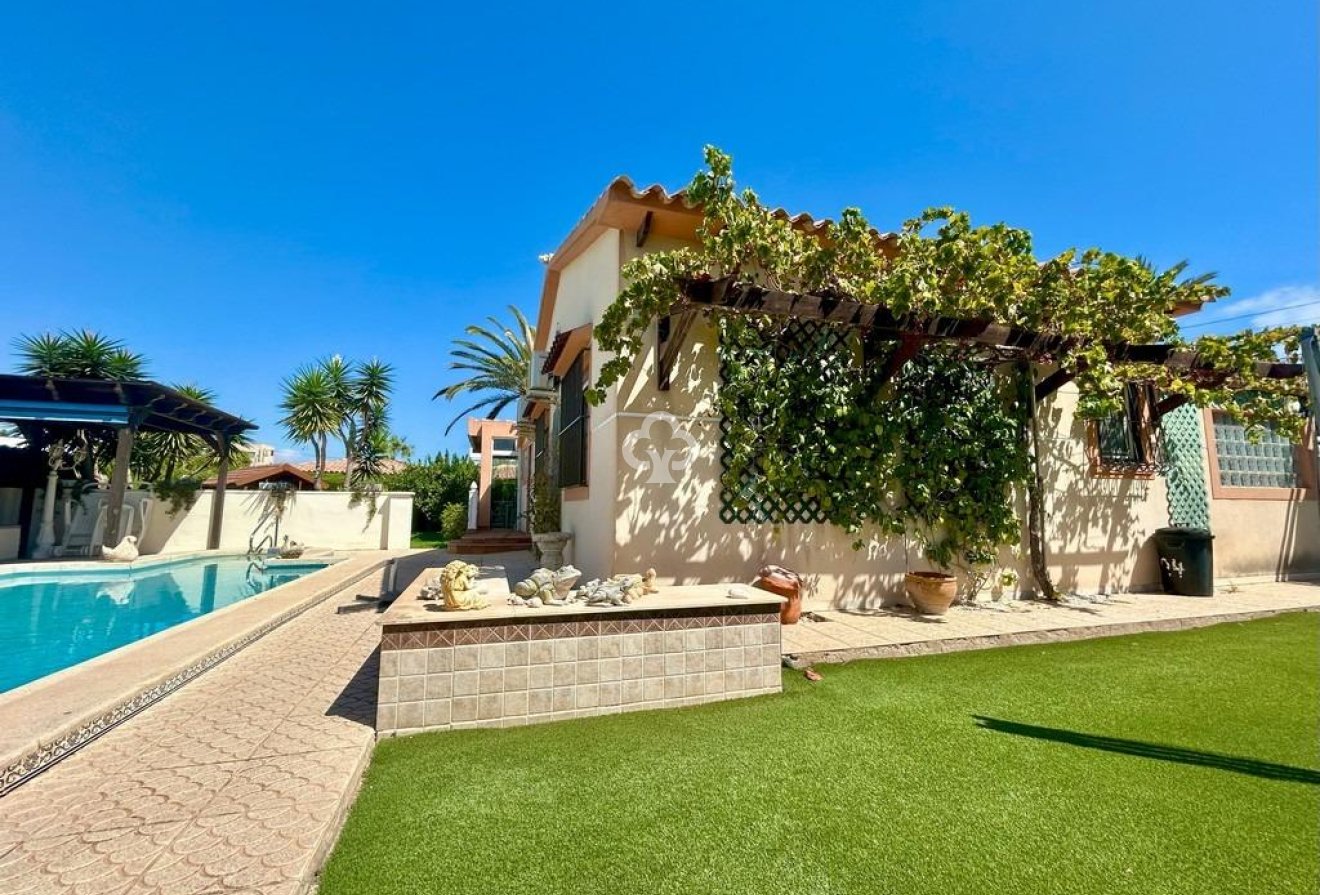 Resale - Villa -
Orihuela Costa - Aguamarina