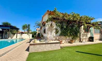 Resale - Villa -
Orihuela Costa - Aguamarina