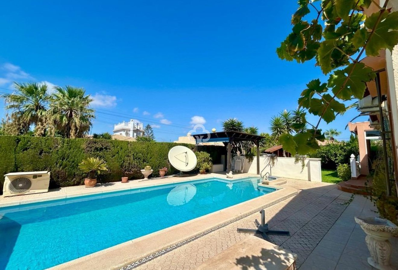 Resale - Villa -
Orihuela Costa - Aguamarina