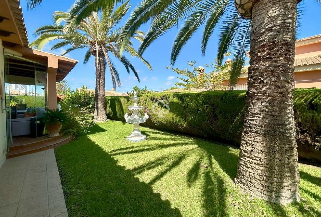 Resale - Villa -
Orihuela Costa - Aguamarina