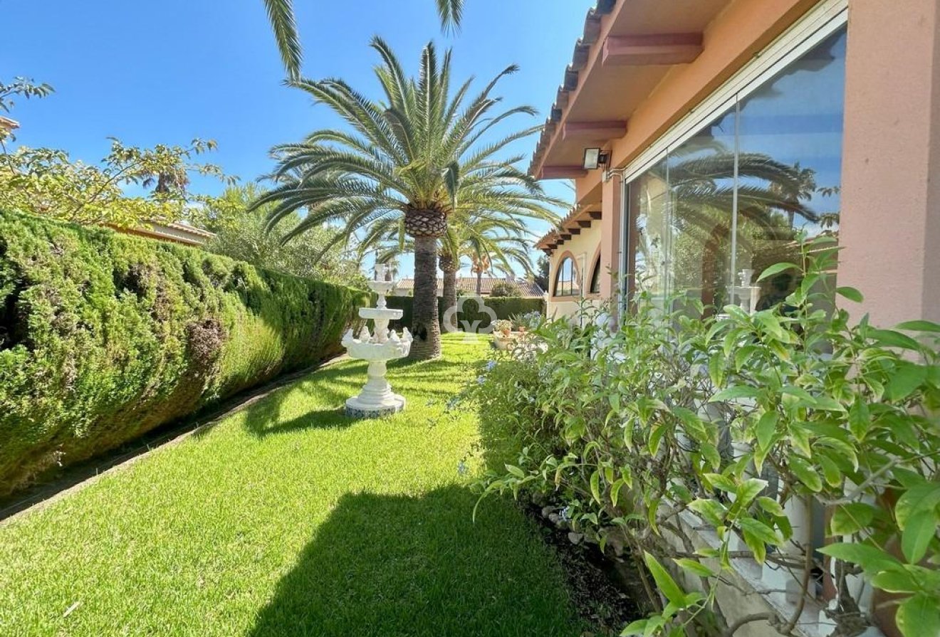 Resale - Villa -
Orihuela Costa - Aguamarina
