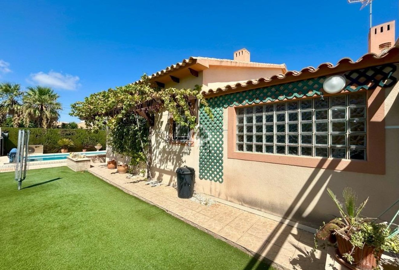 Resale - Villa -
Orihuela Costa - Aguamarina