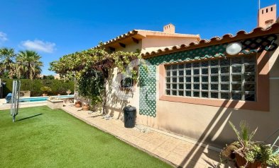 Resale - Villa -
Orihuela Costa - Aguamarina