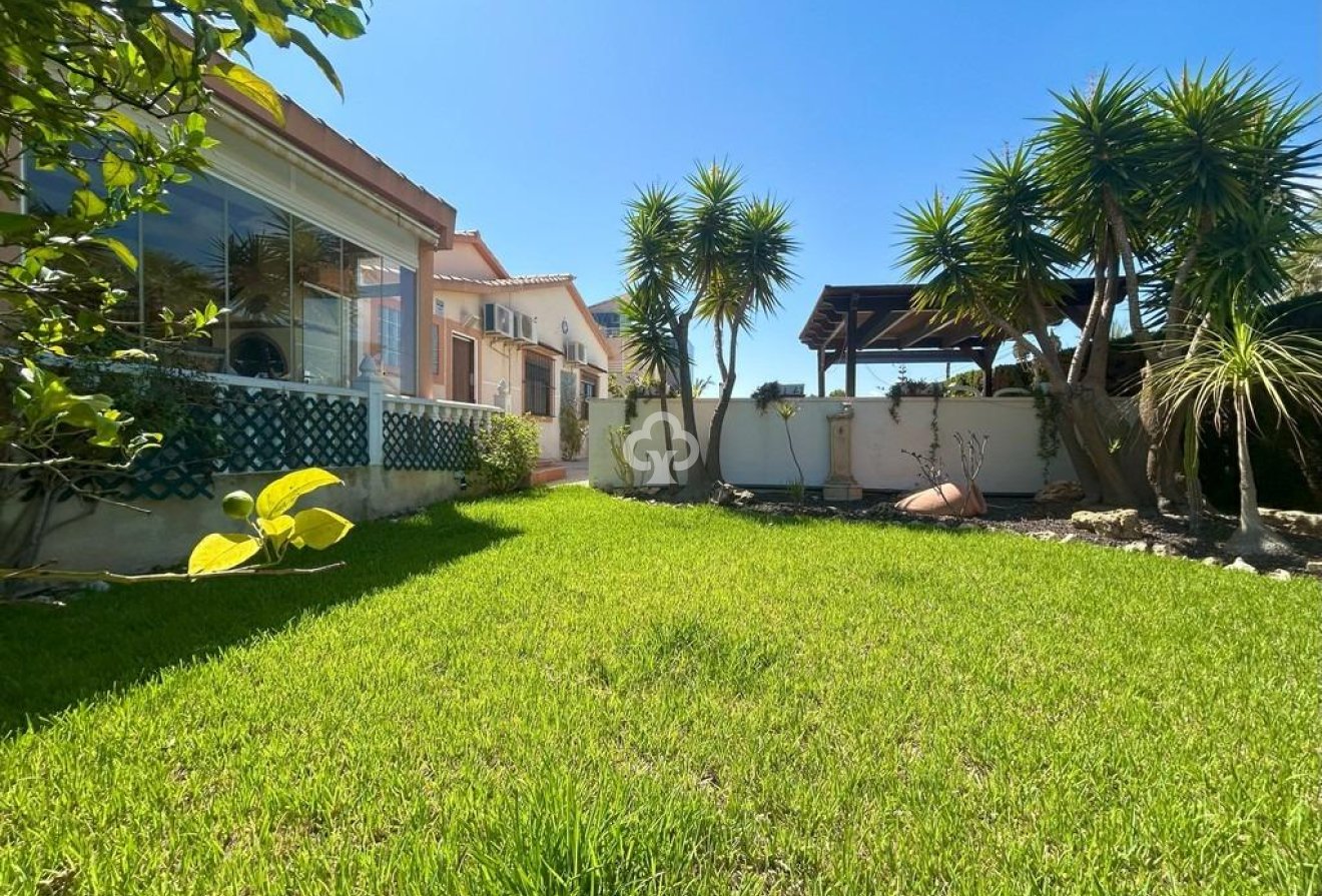 Resale - Villa -
Orihuela Costa - Aguamarina