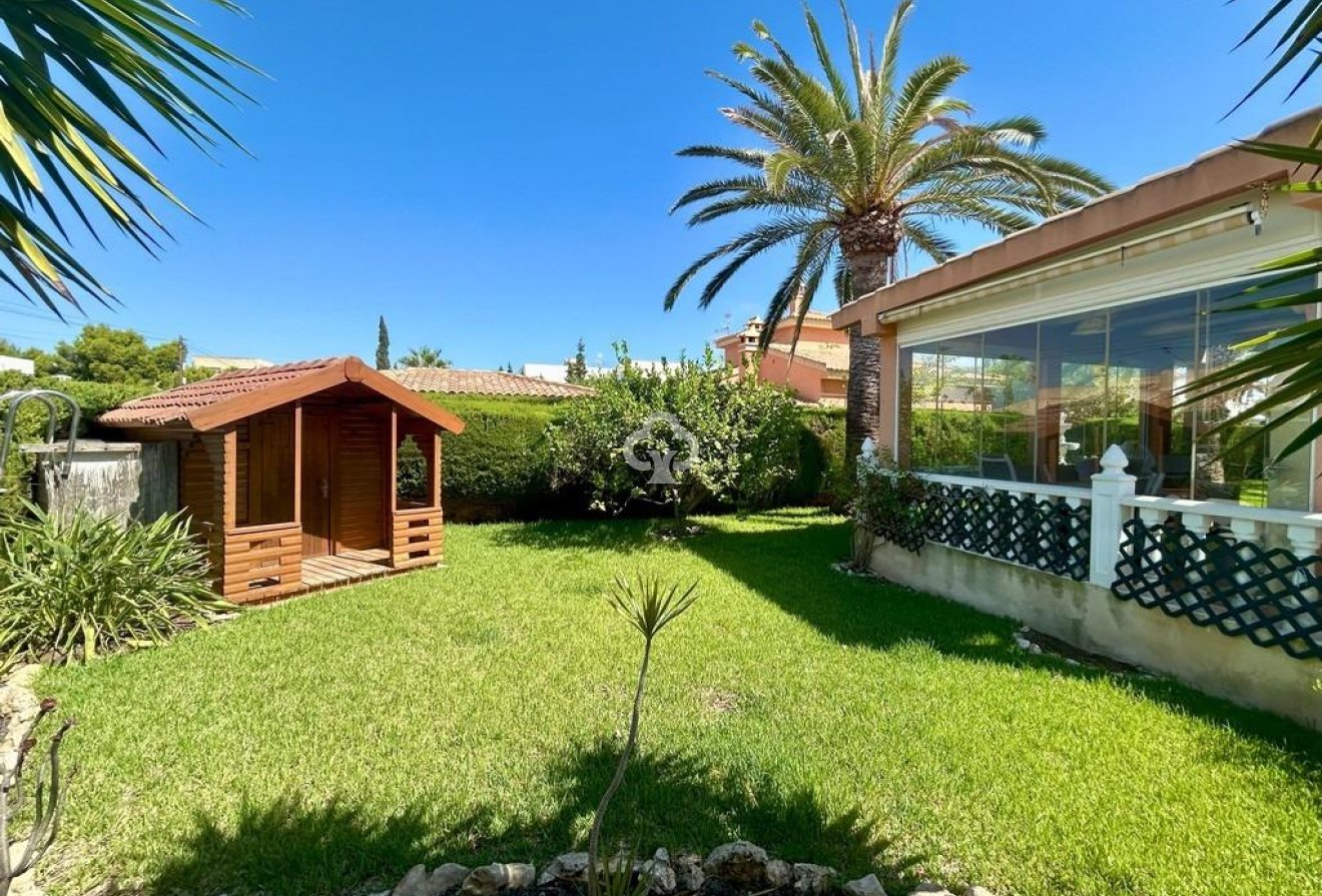 Resale - Villa -
Orihuela Costa - Aguamarina