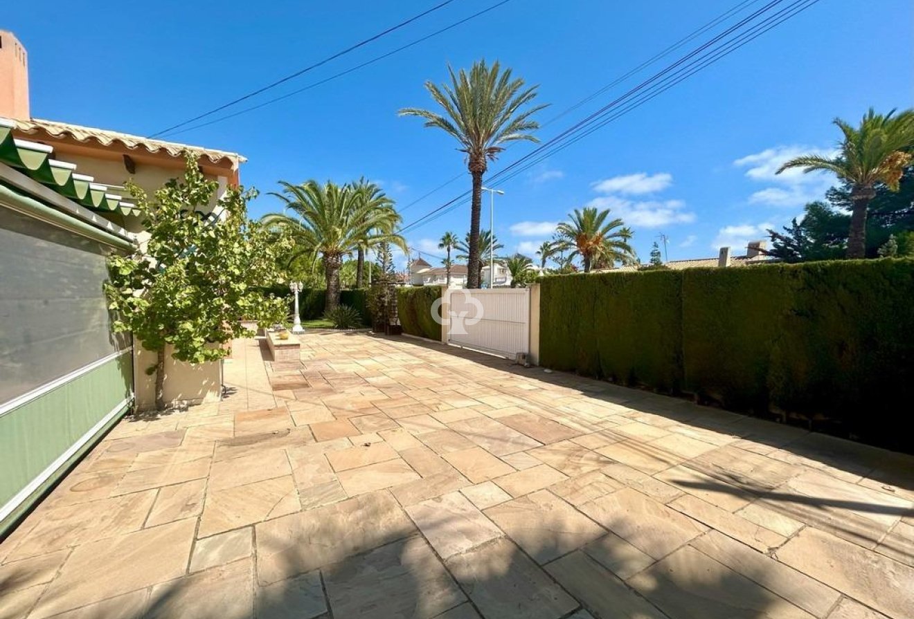 Resale - Villa -
Orihuela Costa - Aguamarina