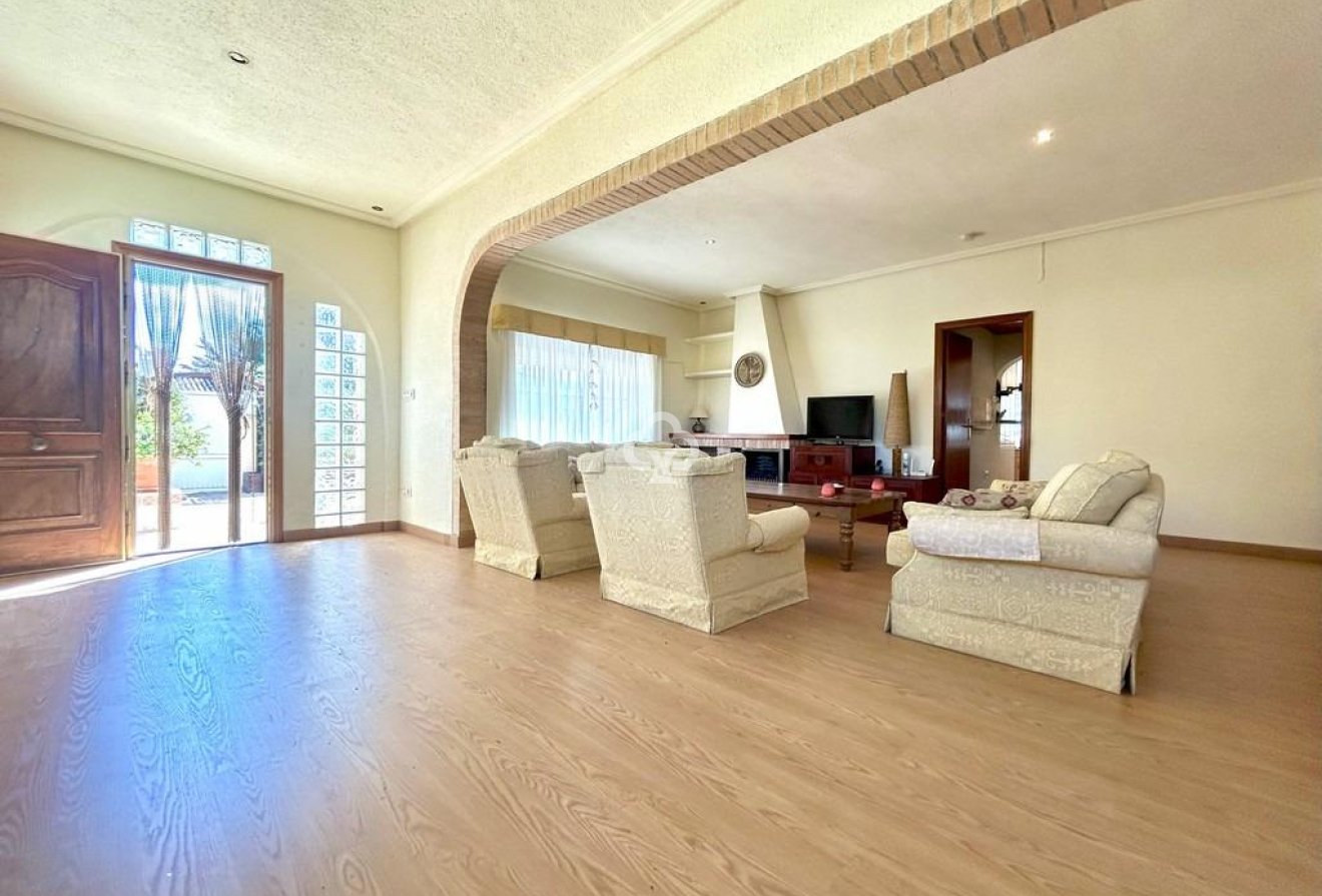 Resale - Villa -
Orihuela Costa - Aguamarina