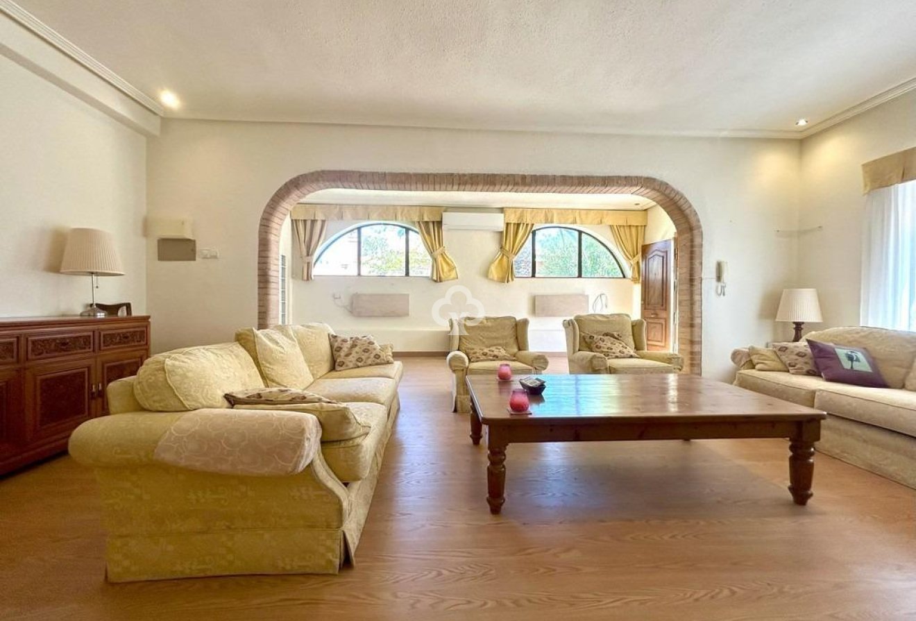 Resale - Villa -
Orihuela Costa - Aguamarina