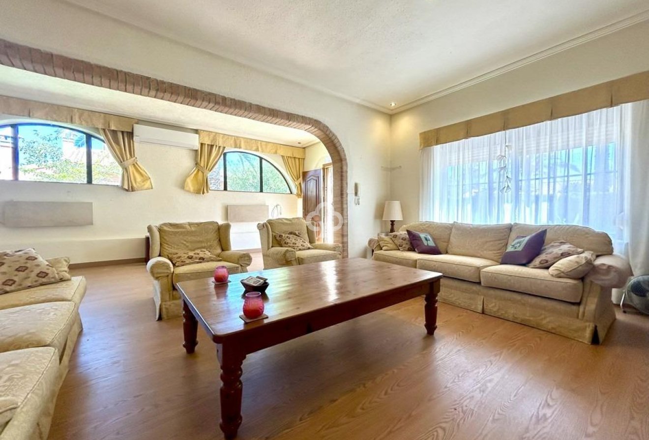Resale - Villa -
Orihuela Costa - Aguamarina