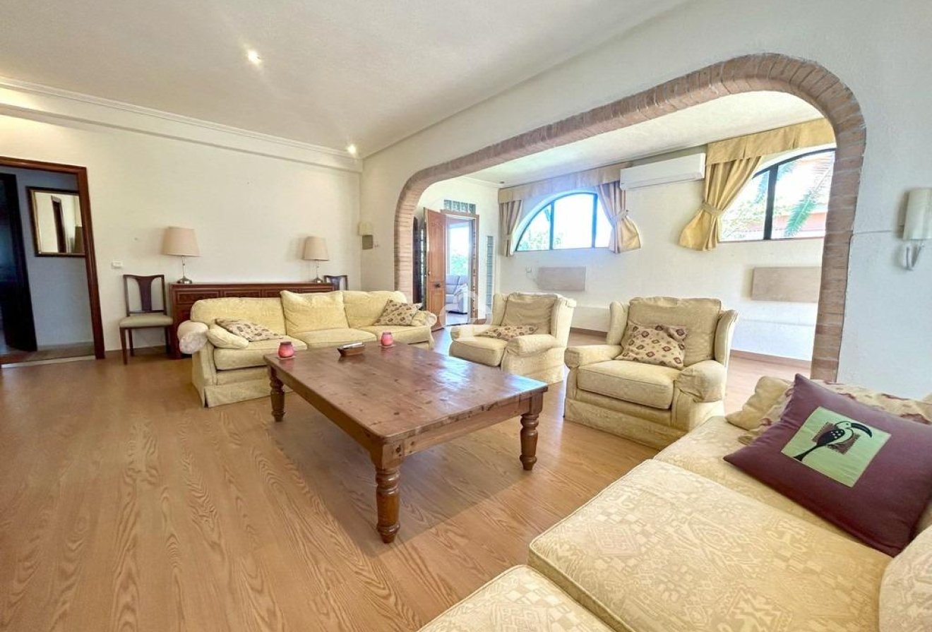 Resale - Villa -
Orihuela Costa - Aguamarina