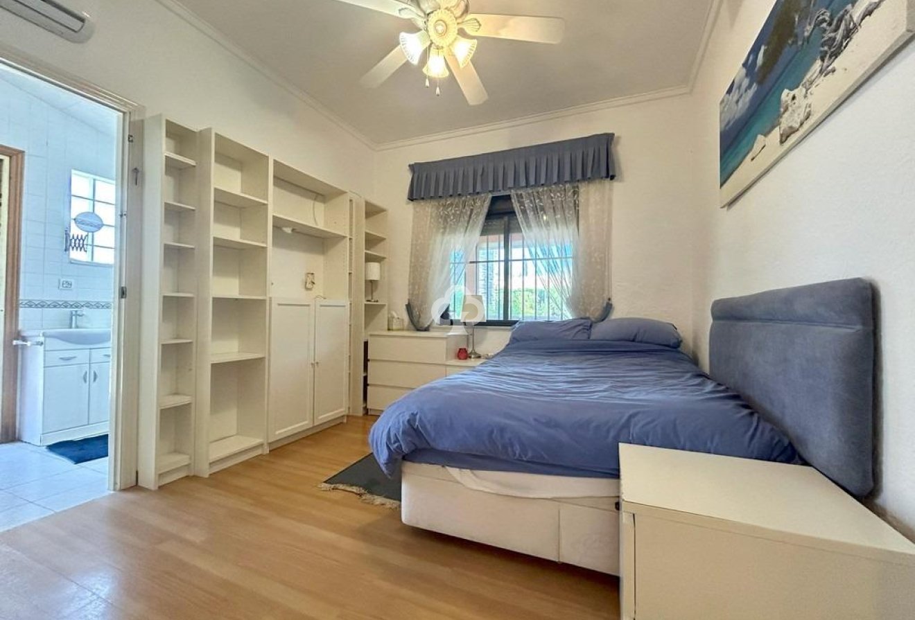 Resale - Villa -
Orihuela Costa - Aguamarina