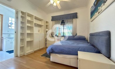 Resale - Villa -
Orihuela Costa - Aguamarina