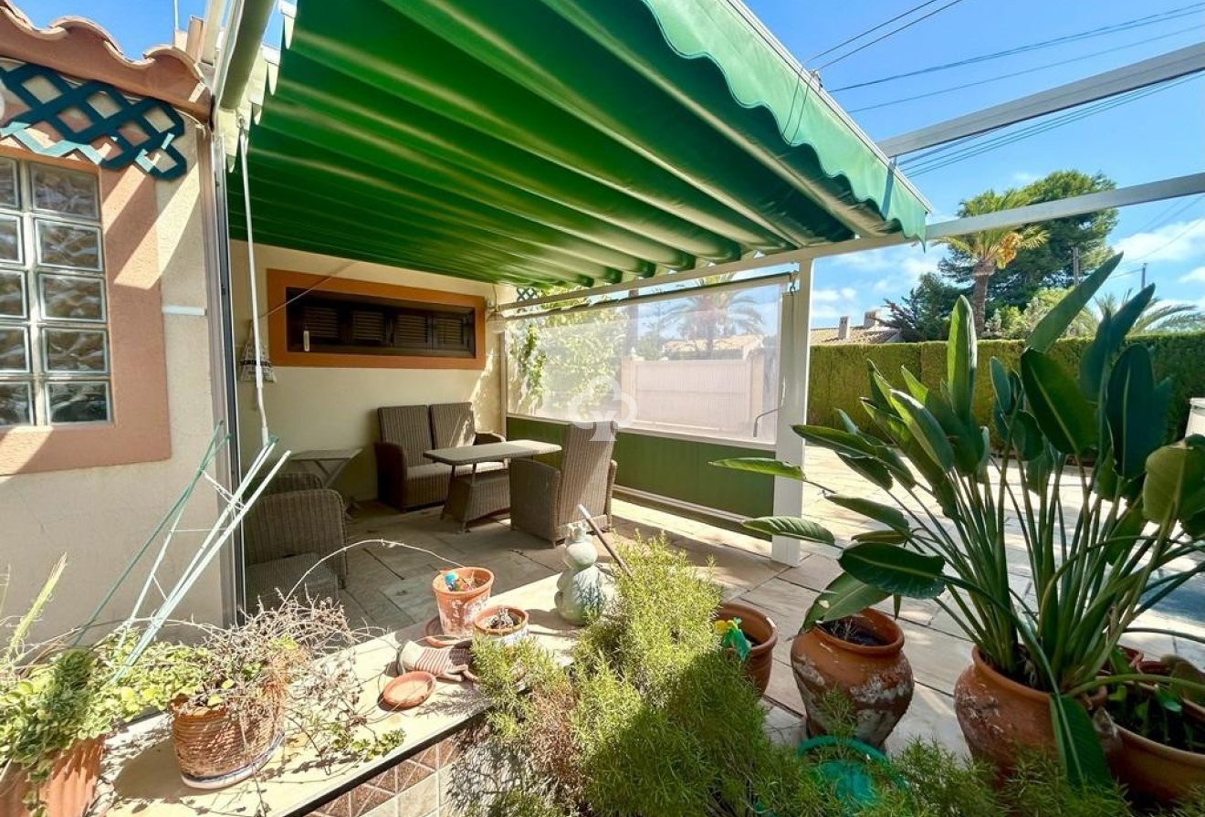 Resale - Villa -
Orihuela Costa - Aguamarina