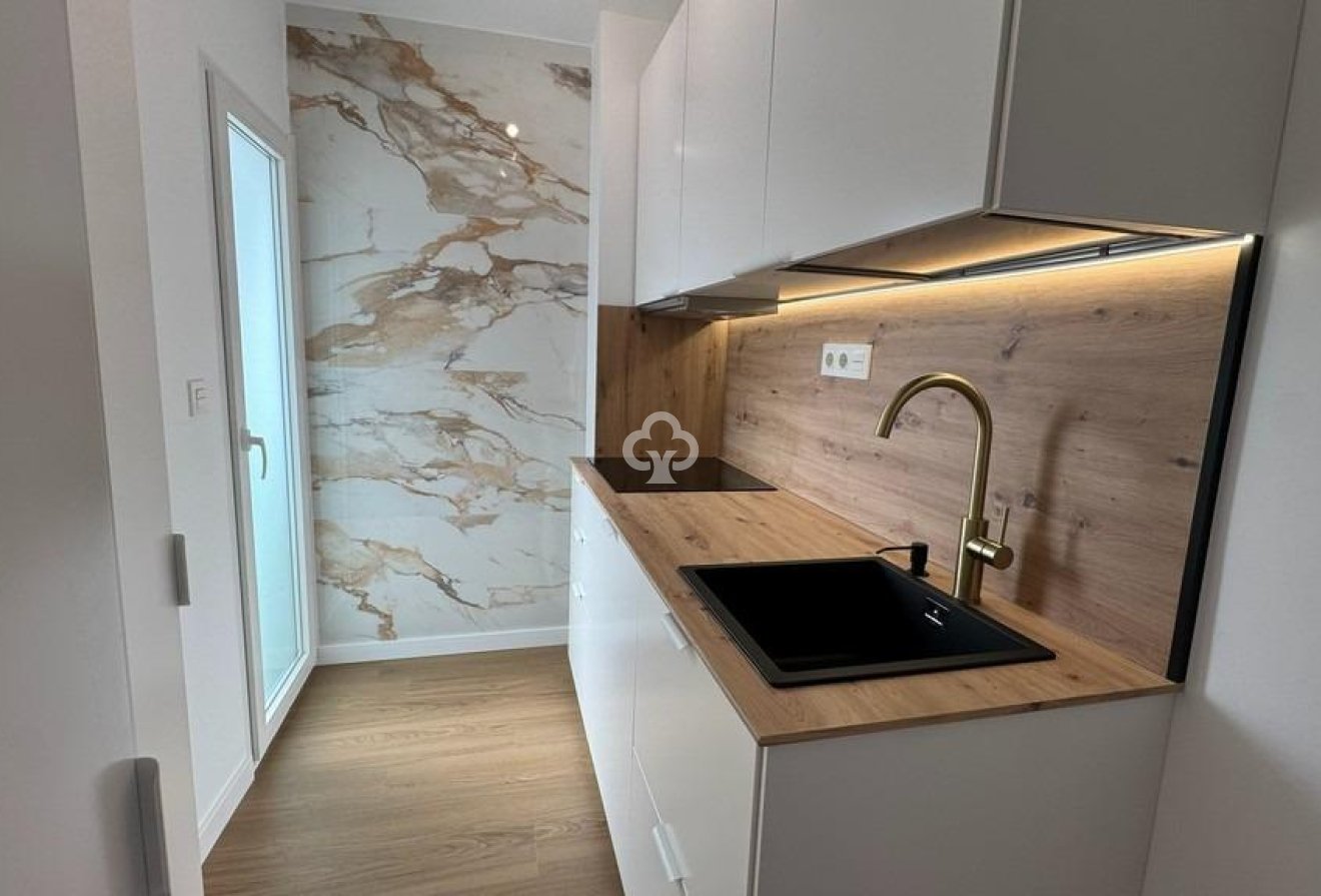 Resale - Apartment -
Torrevieja - Punta Prima