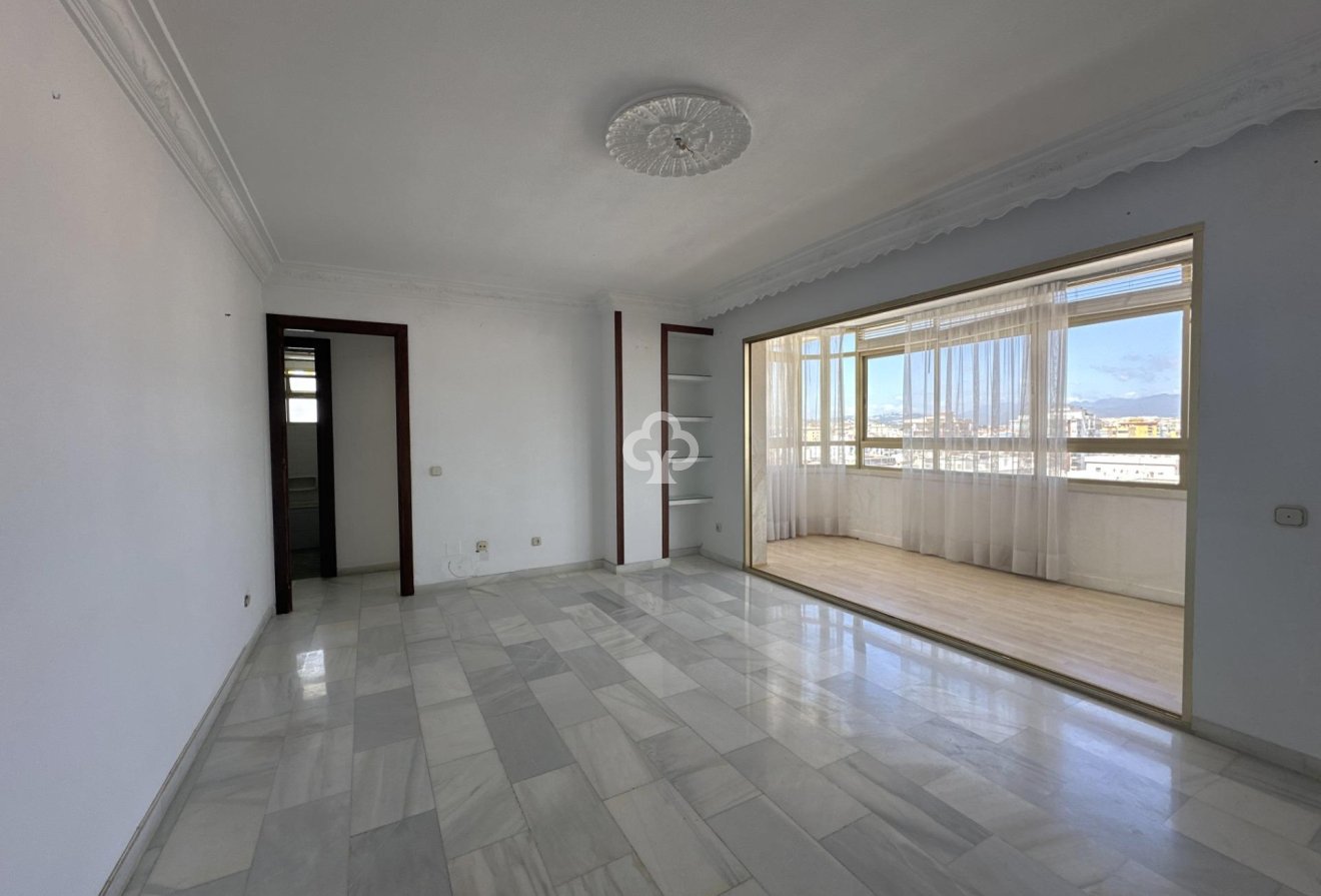 Jälleenmyynti - Piso -
Fuengirola - Puerto Deportivo