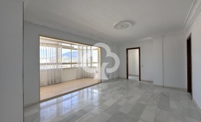 Jälleenmyynti - Piso -
Fuengirola - Puerto Deportivo