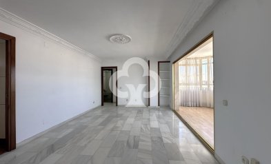 Jälleenmyynti - Piso -
Fuengirola - Puerto Deportivo