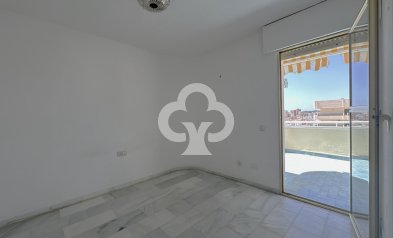 Jälleenmyynti - Piso -
Fuengirola - Puerto Deportivo
