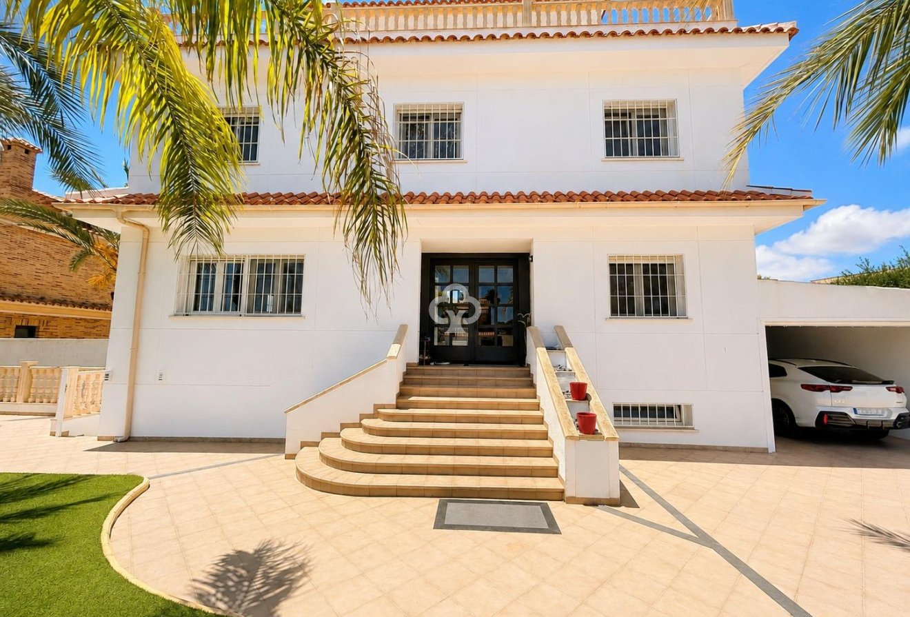 Resale - Villa -
Dehesa de campoamor - Campoamor