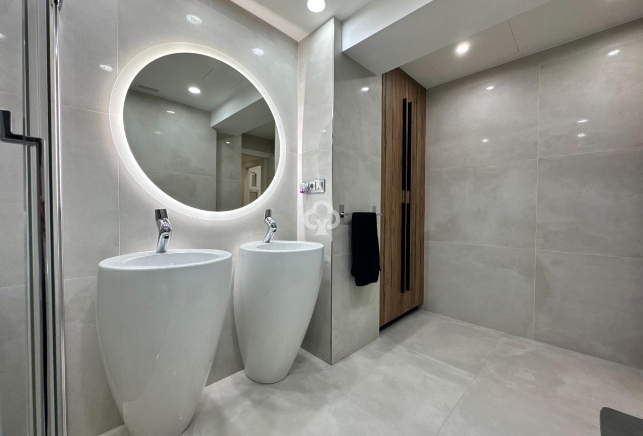 Wiederverkauf - Planta baja -
Torremolinos - Playa el bajondillo