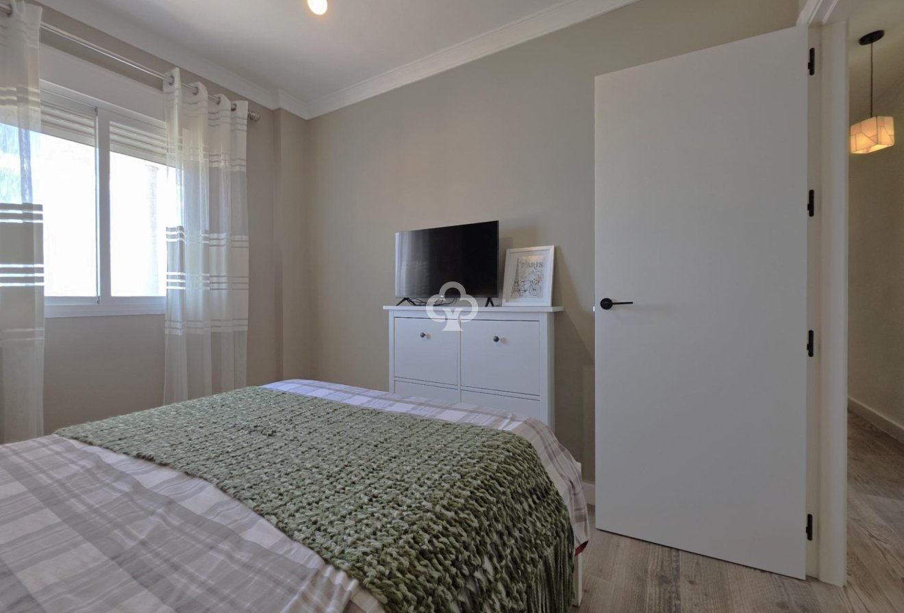 Jälleenmyynti - Huoneisto, alin krs. -
Benalmádena - Centro