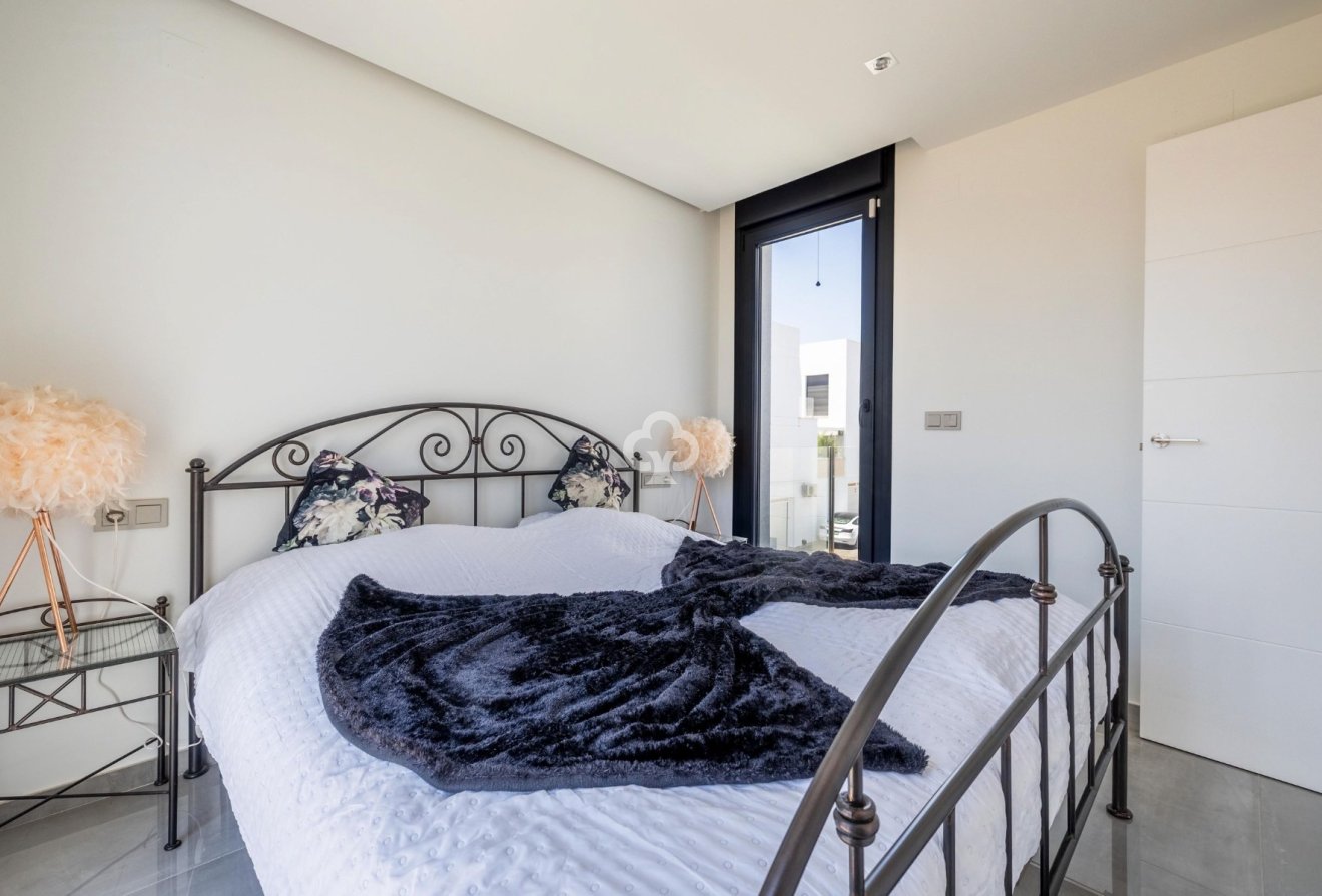 Resale - Villa -
Torrevieja - Los altos