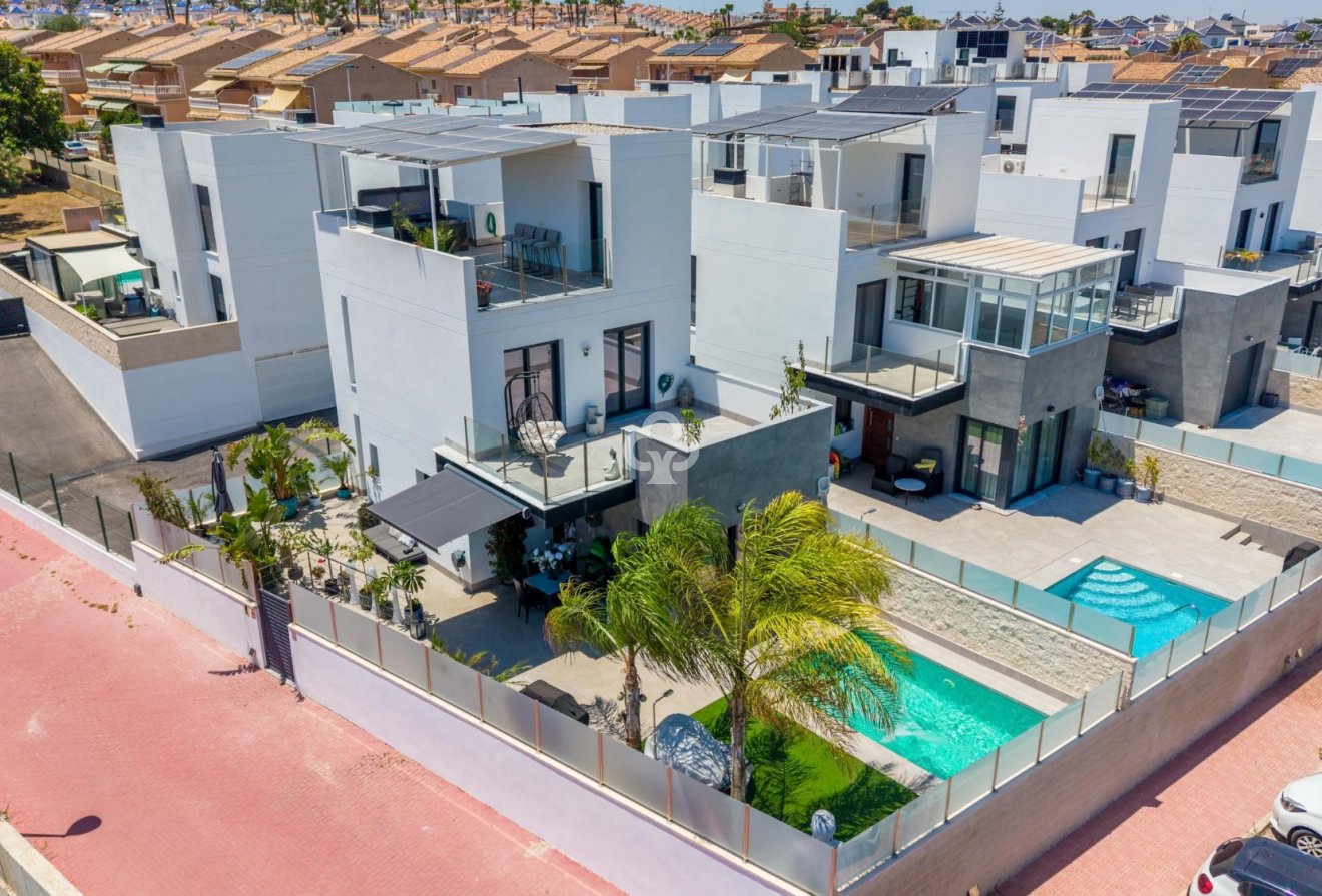 Resale - Villa -
Torrevieja - Los altos