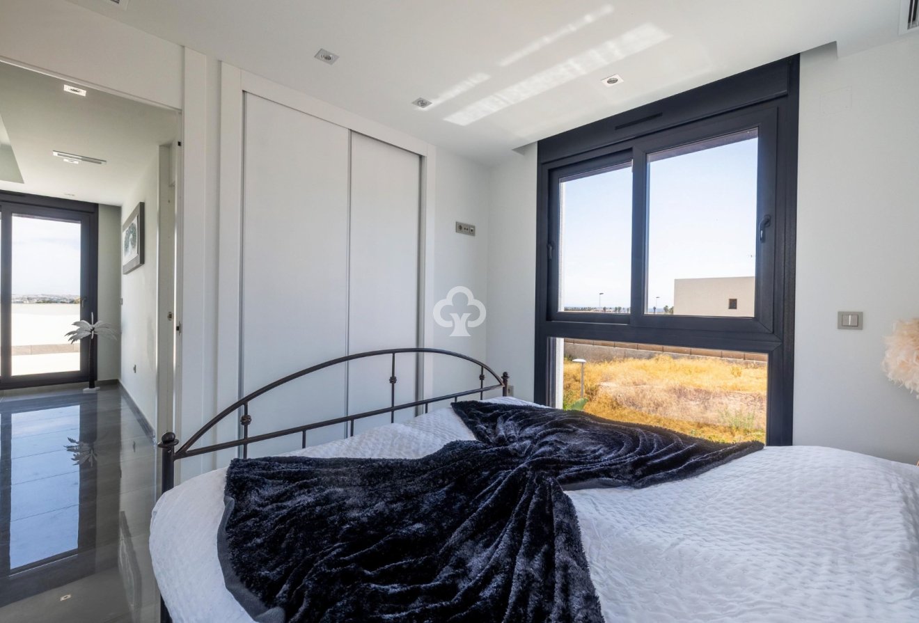 Resale - Villa -
Torrevieja - Los altos