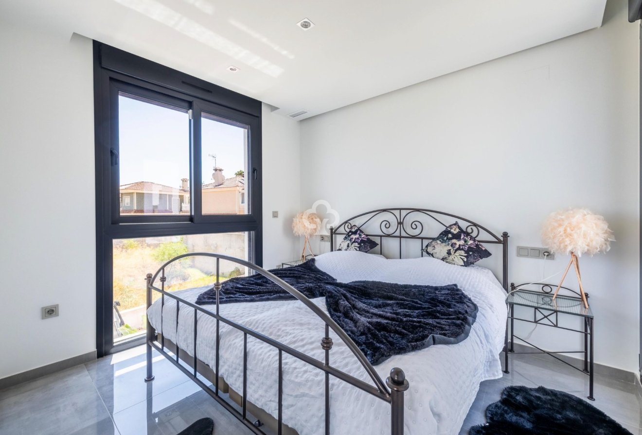 Resale - Villa -
Torrevieja - Los altos