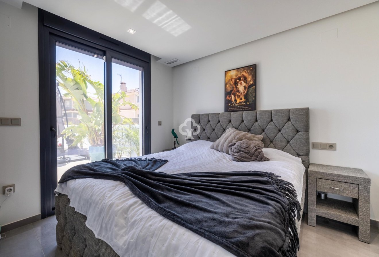 Resale - Villa -
Torrevieja - Los altos