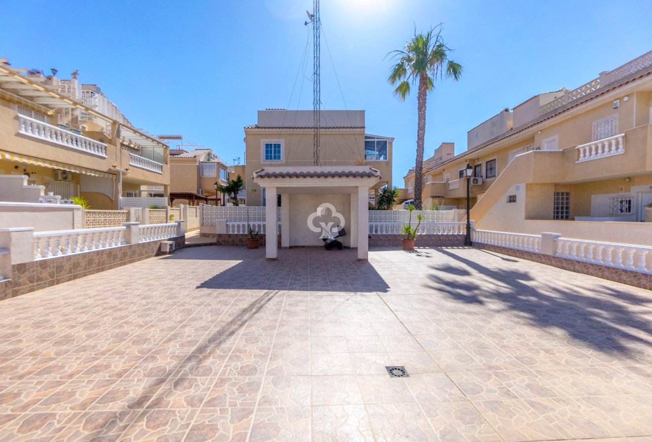 Jälleenmyynti - Bungalow -
Torrevieja - Nueva Torrevieja - Aguas Nuevas