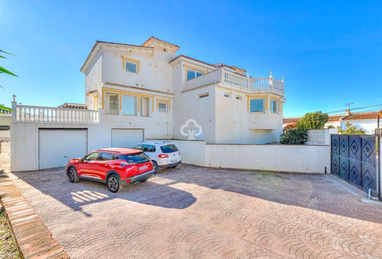 Återförsäljning - Villa -
Fuengirola - La Sierrezuela