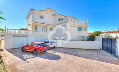 Wiederverkauf - Villa -
Fuengirola - La Sierrezuela