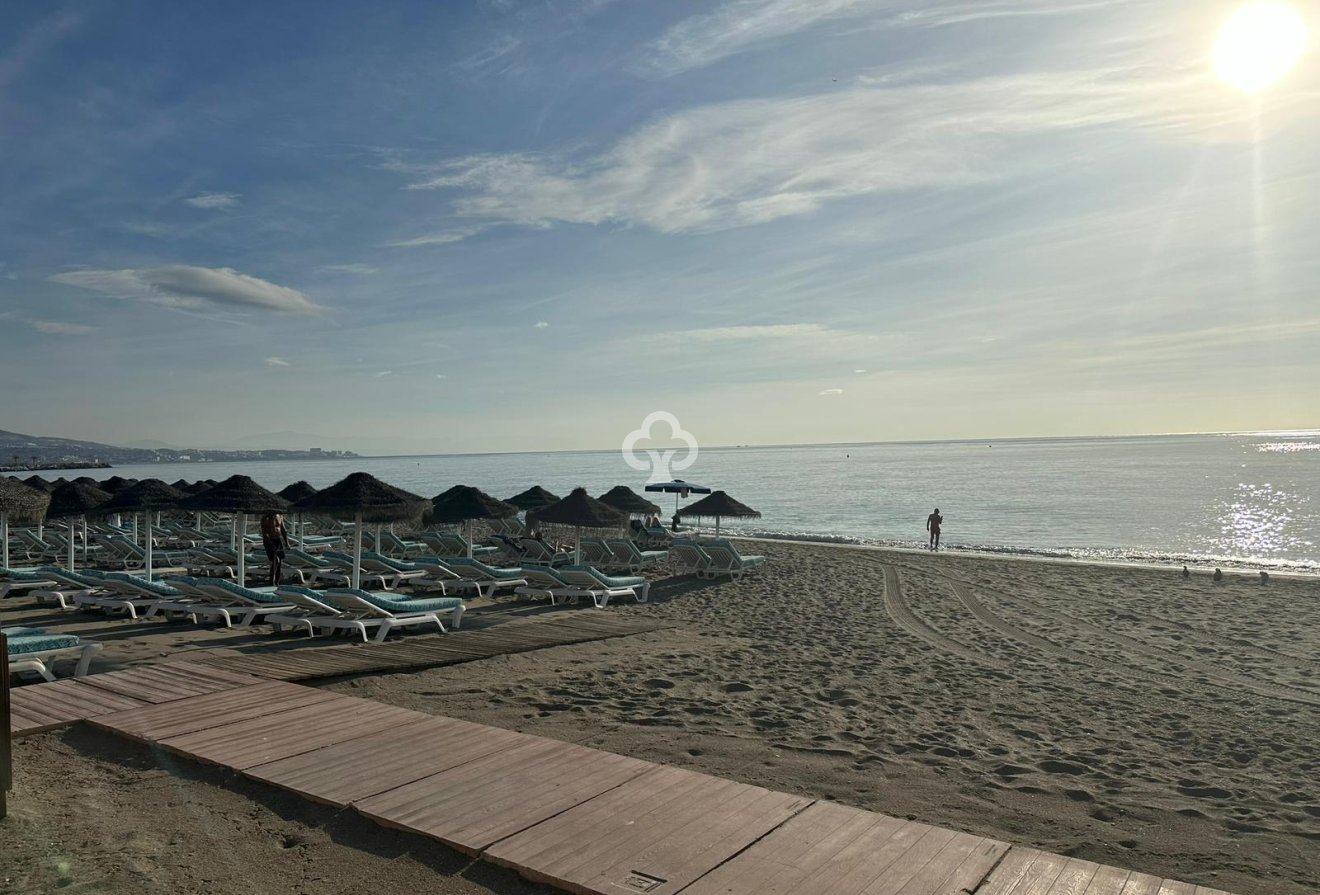 Jälleenmyynti - Huoneisto -
Fuengirola - 1ª Línea de playa